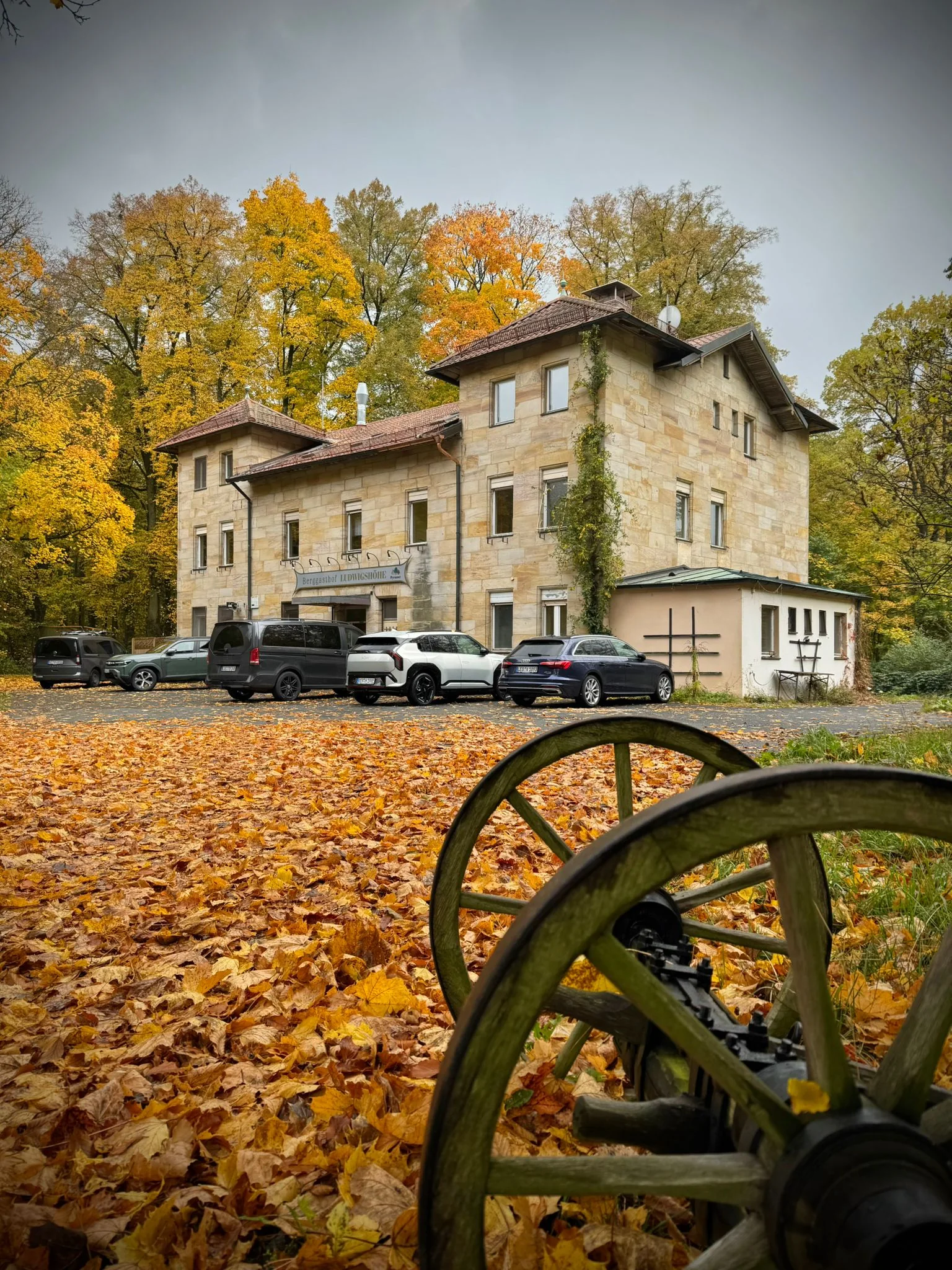 Historische Fassade des Campus Ludwigshöhe im Herbst